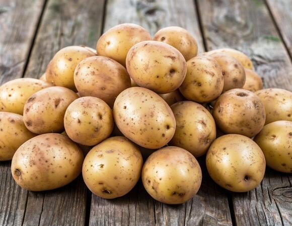 Лайфхак: чистим молодую картошку без ножа и овощечистки, а потом готовим из нее картофель по-португальски