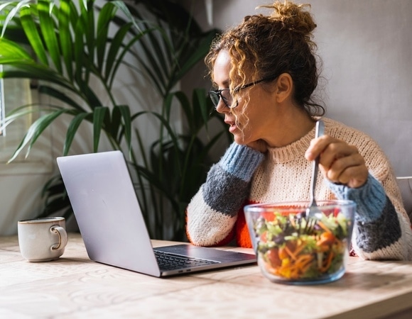 Эта распространенная среди "удаленщиков" привычка опасна для кишечника