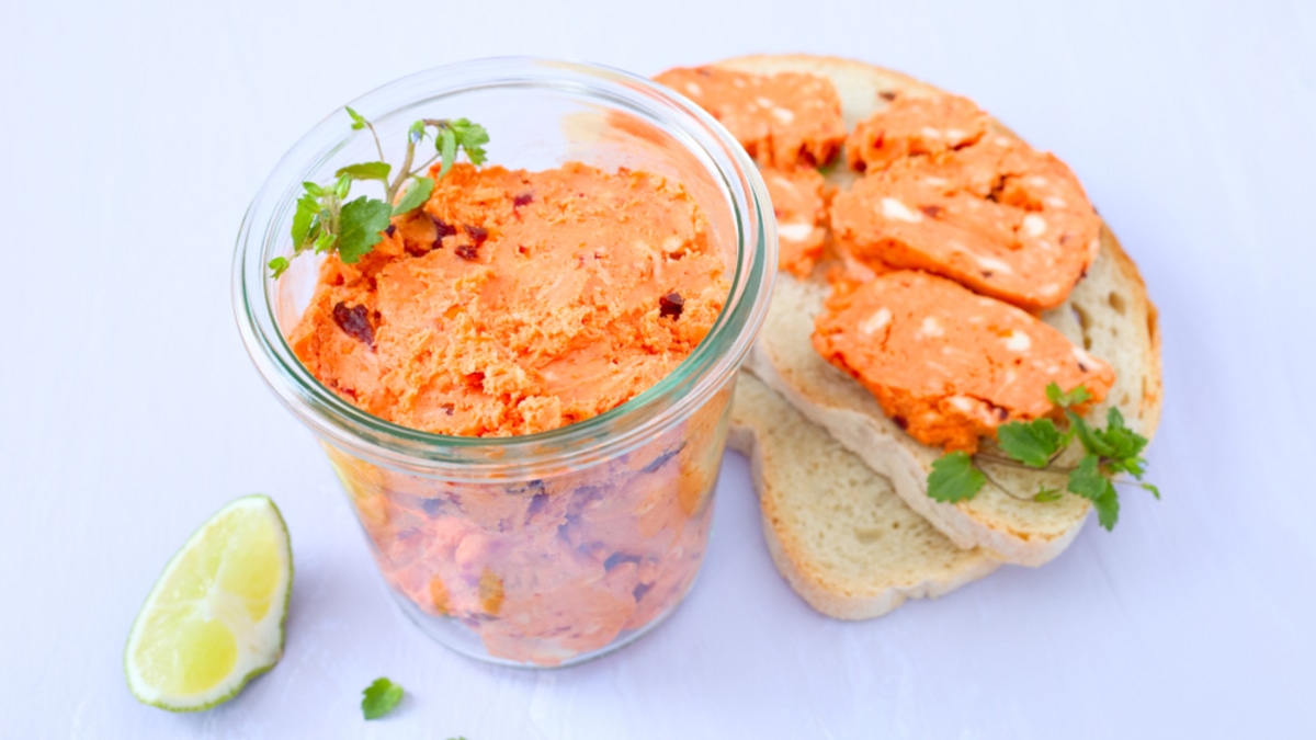 Осталось много помидоров? Приготовьте томатное масло — пикантную альтернативу сливочному