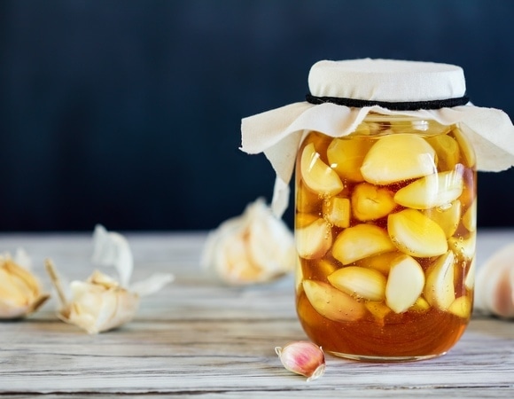 Суперфуд своими руками: что такое чесночный мед и какими свойствами он обладает? Суперфуд своими руками: что такое чесночный мед и какими свойствами он обладает?