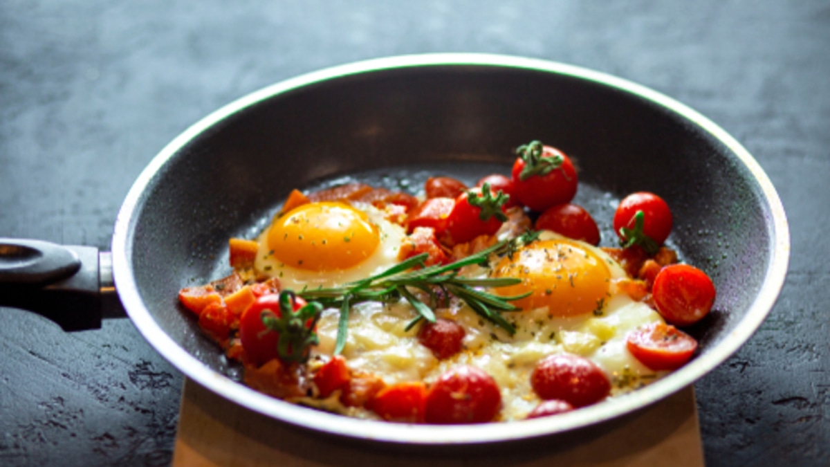 "Яркий мясной привкус": совет от шеф-повара Спивакова, как сделать яичницу бесподобной 