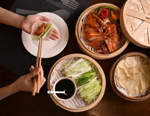 От дворцового деликатеса до стритфуда: как на самом деле в Китае готовят и подают утку по-пекински? От дворцового деликатеса до стритфуда: как на самом деле в Китае готовят и подают утку по-пекински?