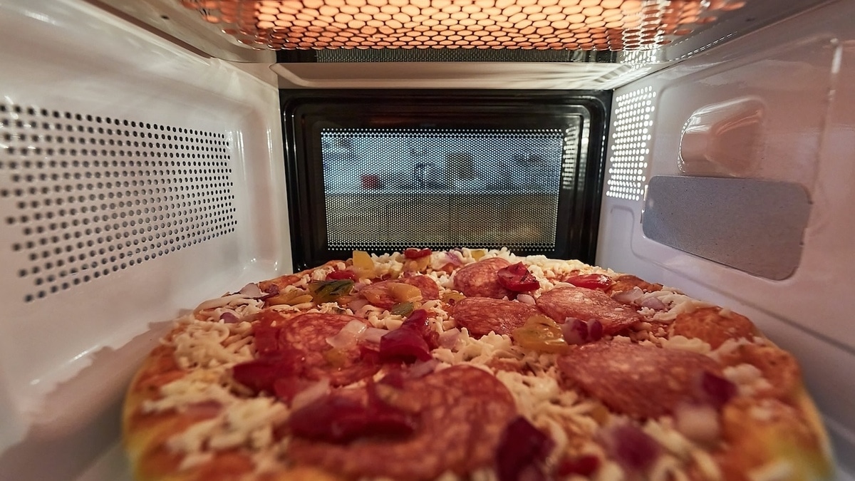 Как разогреть пиццу, чтобы она снова стала вкусной? Из 6 способов рабочим оказался только один 
