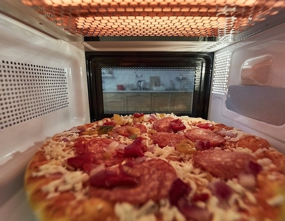 Как разогреть пиццу, чтобы она снова стала вкусной? Из 6 способов рабочим оказался только один 