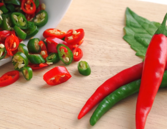 Переперчили! Что делать, если острый перец попал в глаз? 