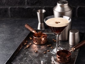 Эспрессо мартини: как кофе и водка стали коктейльной классикой Эспрессо мартини: как кофе и водка стали коктейльной классикой