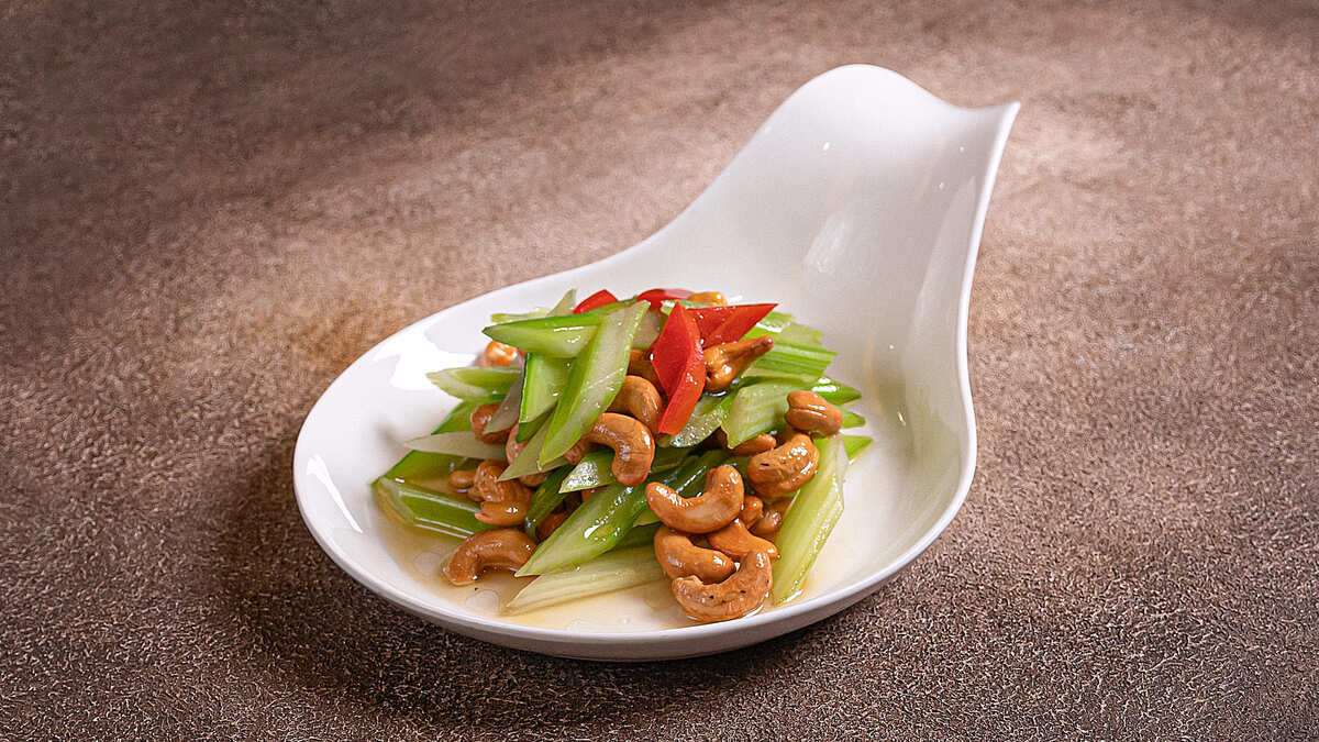 Простой салат из сельдерея: рецепт от шеф-повара из Китая