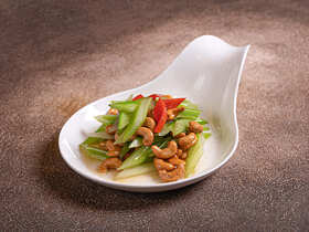 Простой салат из сельдерея: рецепт от шеф-повара из Китая