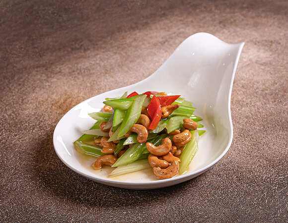 Простой салат из сельдерея: рецепт от шеф-повара из Китая