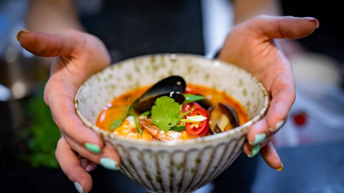 Суп для крепких костей и здоровых суставов: доктор Малышева одобрила экзотический том-ям