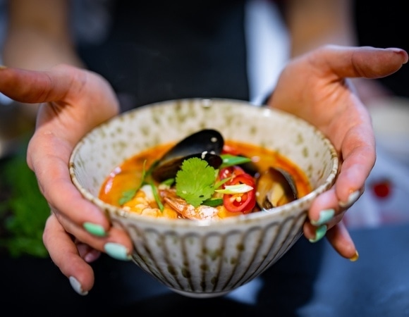 Суп для крепких костей и здоровых суставов: доктор Малышева одобрила экзотический том-ям