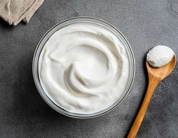 Осенью и зимой спасет фигуру: диетолог рассказала, какую сметану можно есть на диете