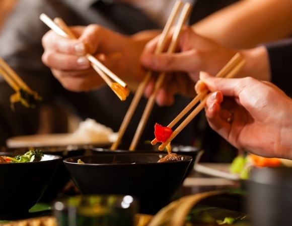 Палочки — это не игрушка: названы 3 фатальные ошибки, которые нельзя допускать за столом в Китае Палочки — это не игрушка: названы 3 фатальные ошибки, которые нельзя допускать за столом в Китае