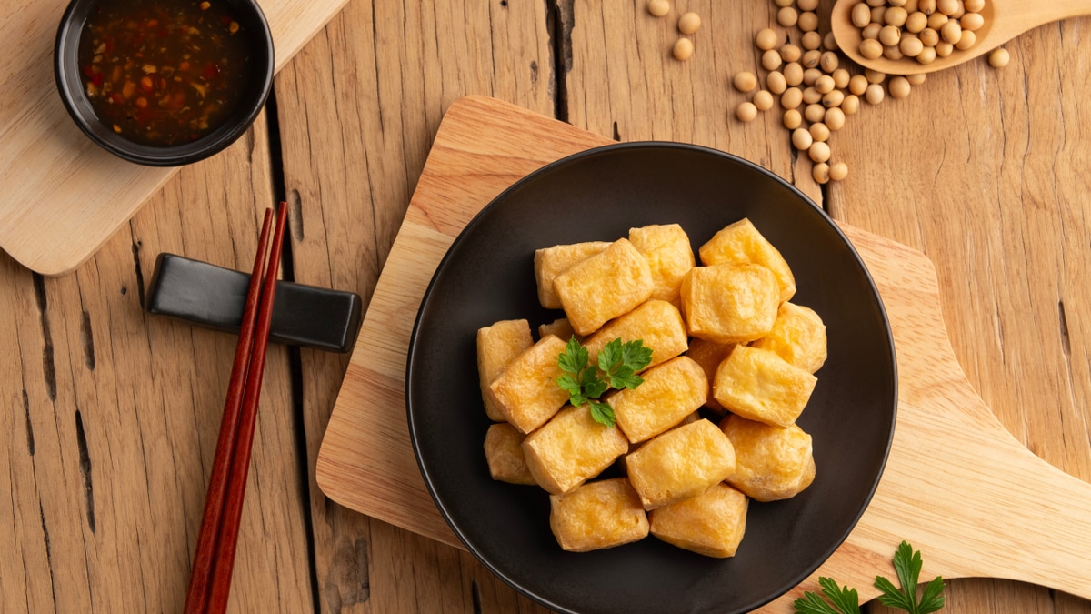 После этого рецепта вы полюбите тофу: готовим веганский сыр с хрустящей чили-пастой