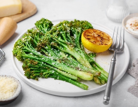 Зачем брокколи, если есть брокколини? Вот чем на самом деле отличаются два "родственных" овоща Зачем брокколи, если есть брокколини? Вот чем на самом деле отличаются два "родственных" овоща