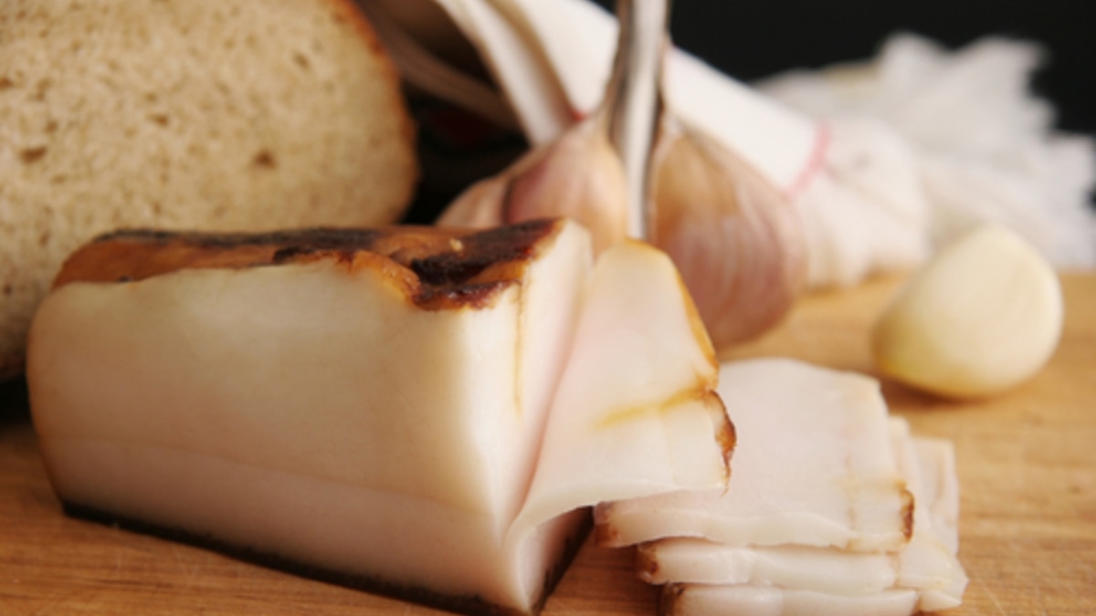 Все еще не едите сало? Тогда мы идем к вам — с лайфхаками, как вкусно заготовить сало (и ликбезом, зачем это нужно)