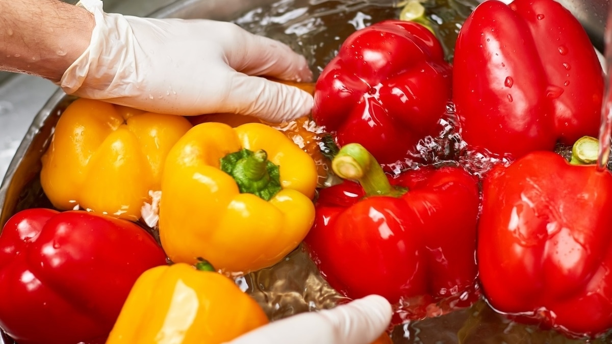 Ополоснуть мало — эксперты сказали, как правильно очистить болгарский перец от грязи и пестицидов Ополоснуть мало — эксперты сказали, как правильно очистить болгарский перец от грязи и пестицидов