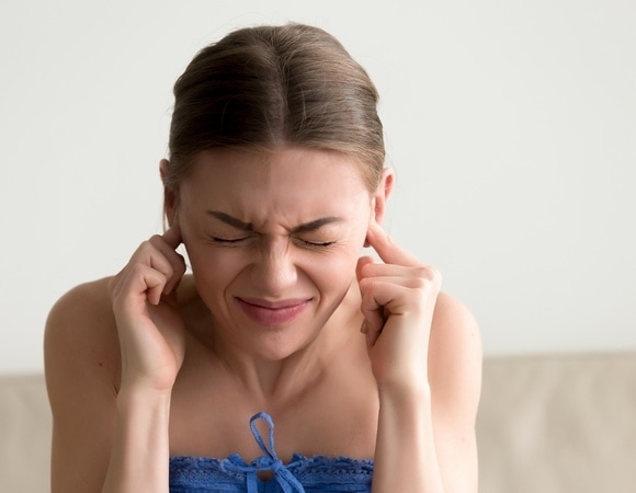 Почему нам неприятно слушать, когда кто-то рядом ест — эксперт рассказал о необычном явлении