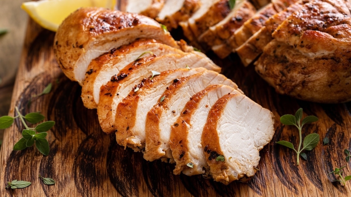 Снова сухая и жесткая? Шеф-повара раскрыли главный секрет сочной куриной грудки на сковородке 