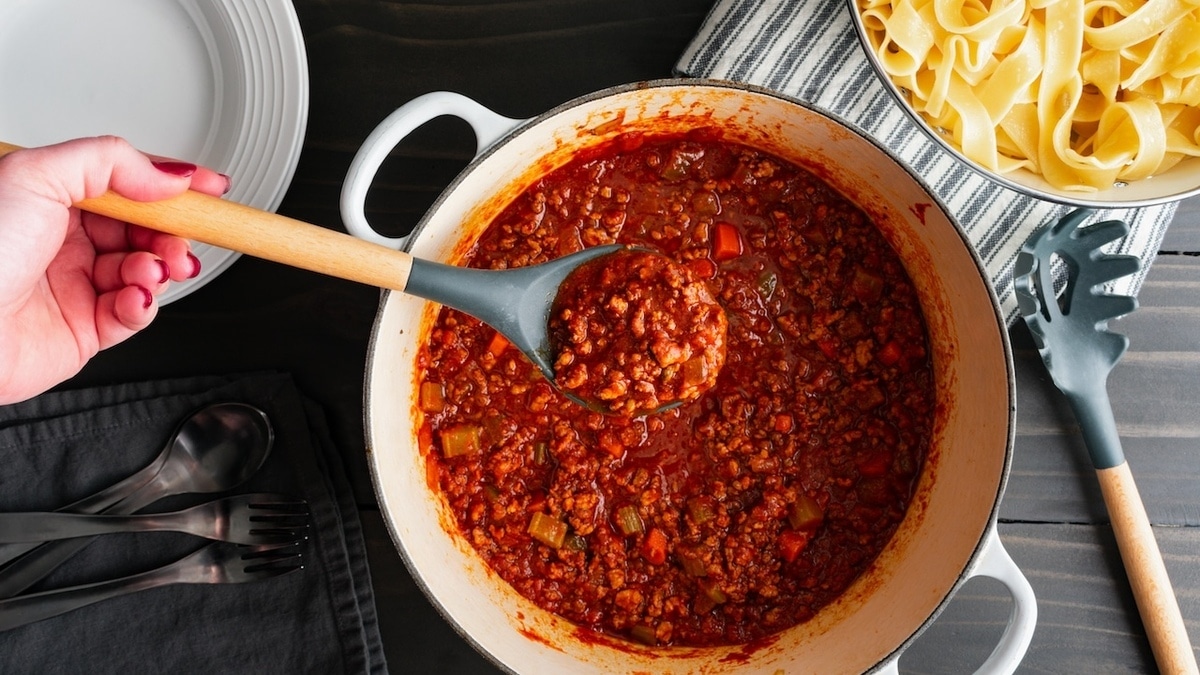 Не жарьте фарш — и соус болоньезе станет в разы вкуснее: проверенный прием от шефа