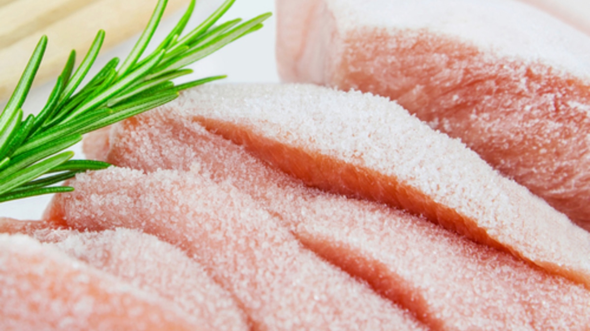 "Никакой микроволновки!": автор кулинарной книги озвучила грамотный способ разморозки мяса