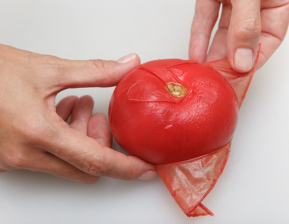 Быстро и удобно снимаем кожицу с томатов без кипятка: кулинарных лайфхак Быстро и удобно снимаем кожицу с томатов без кипятка: кулинарных лайфхак