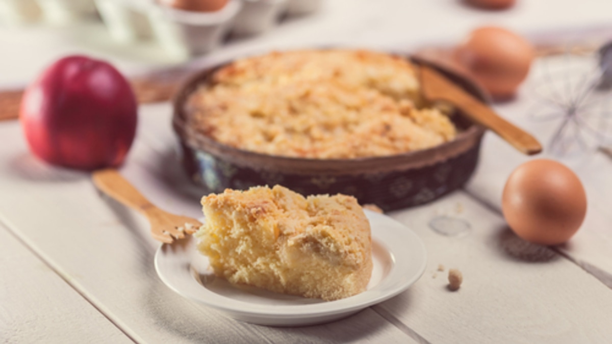 Эти ошибки превратят шарлотку в кусок "пенопласта": почему десерт получается резиновым