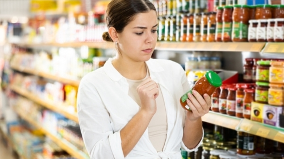 Просроченные продукты стали выявляется чаще: что делать?