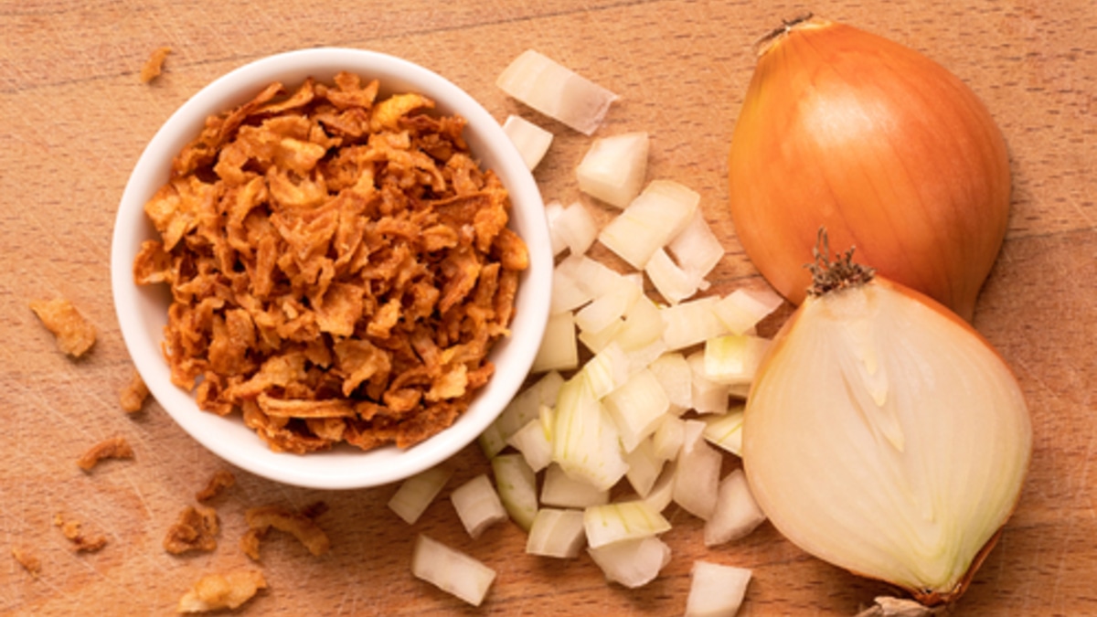 Делаем хрустящий жареный лук в домашних условиях: легче легкого!