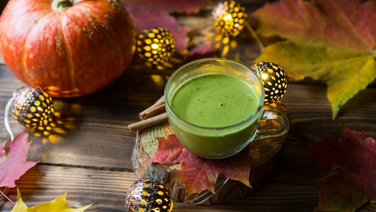 Тыквенно-пряный, но не латте: в соцсетях учатся готовить "сезонную" матчу 