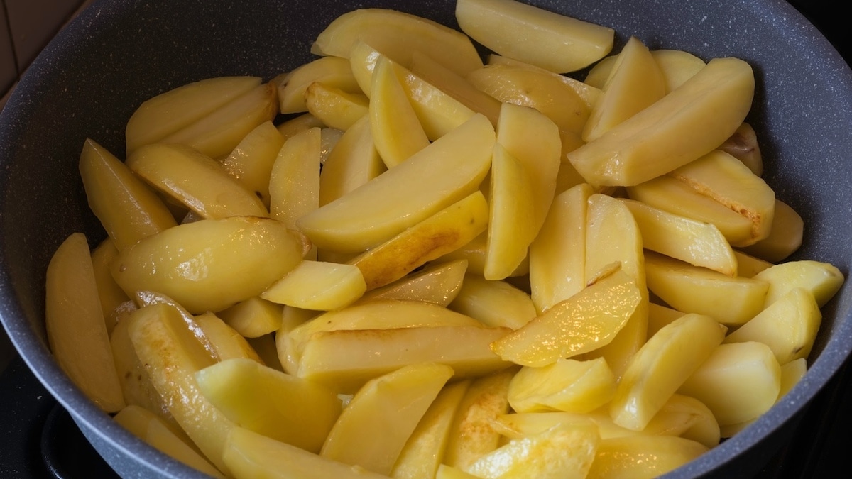 Картошка липнет к сковороде? В Сети предложили 3 элементарных решения
