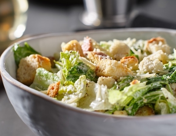 В "Цезарь" добавлять анчоусы или вустерширский соус? Эксперты объяснили, какой рецепт считать "настоящим" В "Цезарь" добавлять анчоусы или вустерширский соус? Эксперты объяснили, какой рецепт считать "настоящим"