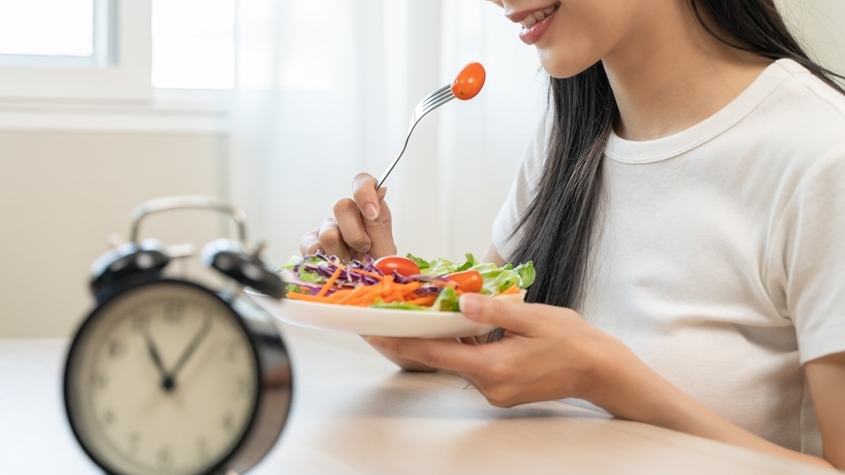 Торопиться некуда: сколько времени должно уходить на один прием пищи, чтобы желудок не болел?