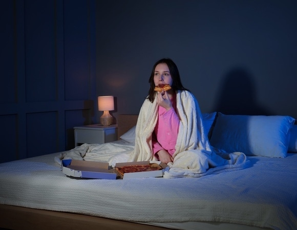 Открыт неожиданный вред позднего ужина — эндокринолог уточнила, кому быть осторожнее