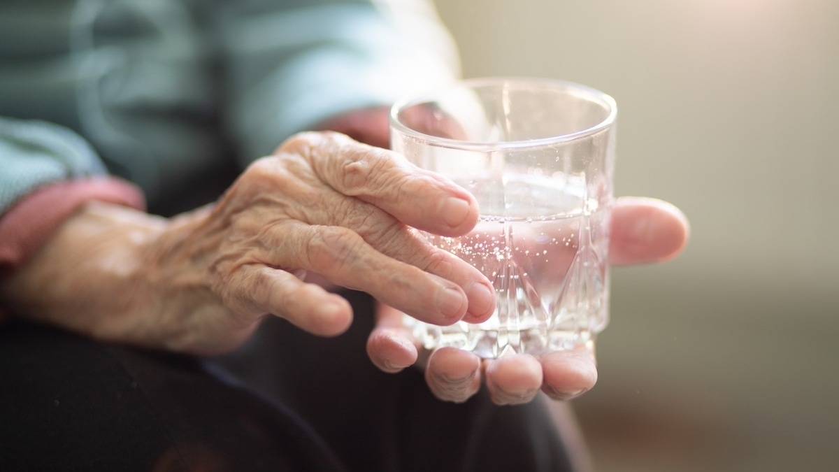 Врачи назвали напиток, который разрушает кости после 60 лет