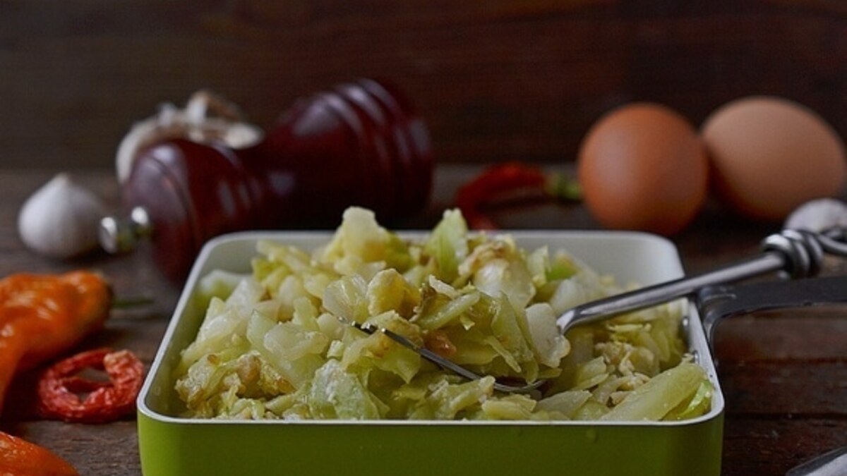 Забытый советский ужин за 10 минут: жареная капуста с яйцом