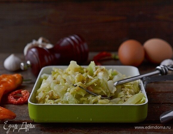 Забытый советский ужин за 10 минут: жареная капуста с яйцом Забытый советский ужин за 10 минут: жареная капуста с яйцом