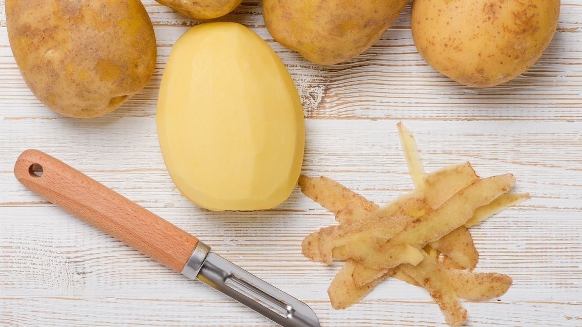 "Только в 26 лет узнаю об этом!": в Сети доказали, что многие всю жизнь неправильно пользовались овощечисткой — как надо?