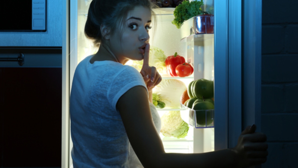 Вредная привычка есть на ночь может "сыграть на руку" некоторым людям: гастроэнтеролог перечислила, кому именно