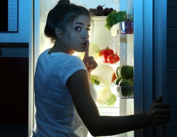 Вредная привычка есть на ночь может "сыграть на руку" некоторым людям: гастроэнтеролог перечислила, кому именно Вредная привычка есть на ночь может "сыграть на руку" некоторым людям: гастроэнтеролог перечислила, кому именно