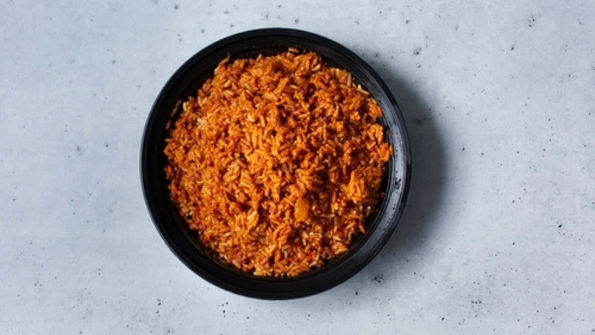 Шеф-повар приготовила почти 10 тонн риса джоллоф и попала в Книгу рекордов Гиннесса! Изучаем рецепт этого блюда Шеф-повар приготовила почти 10 тонн риса джоллоф и попала в Книгу рекордов Гиннесса! Изучаем рецепт этого блюда