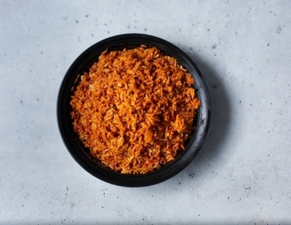 Шеф-повар приготовила почти 10 тонн риса джоллоф и попала в Книгу рекордов Гиннесса! Изучаем рецепт этого блюда Шеф-повар приготовила почти 10 тонн риса джоллоф и попала в Книгу рекордов Гиннесса! Изучаем рецепт этого блюда