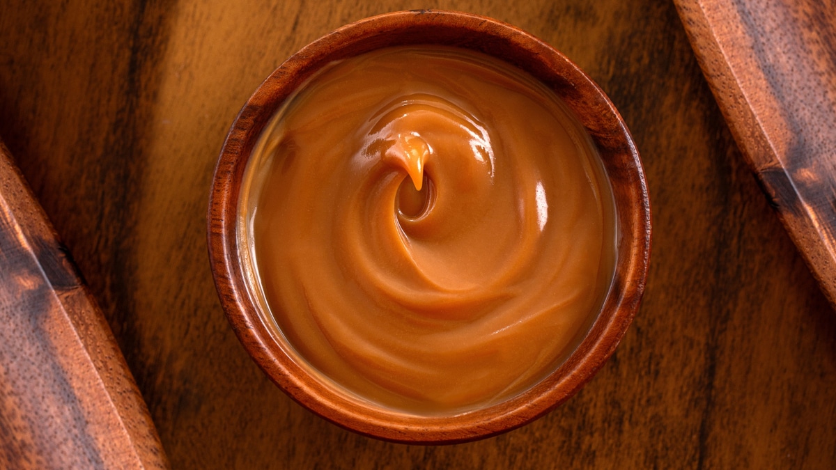 Нежная глазурь, сочная начинка, изысканный топпинг: готовим универсальный карамельный сироп 