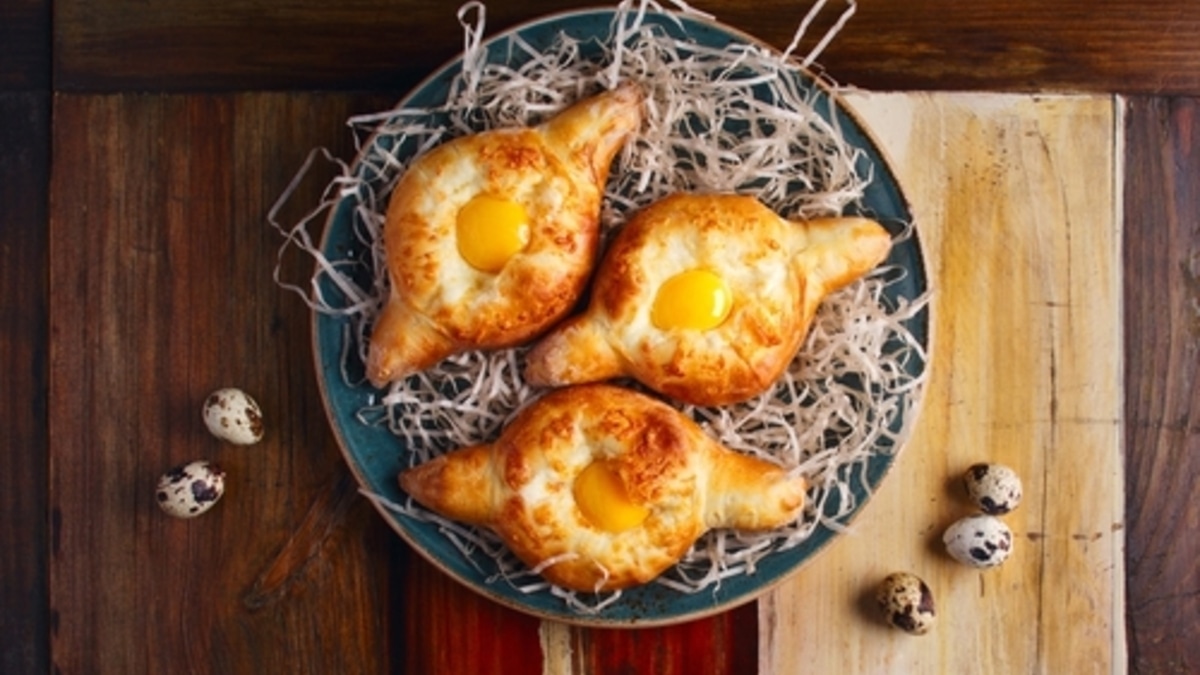 Хачапури по-аджарски с перепелиными яйцами: новое прочтение любимого грузинского блюда