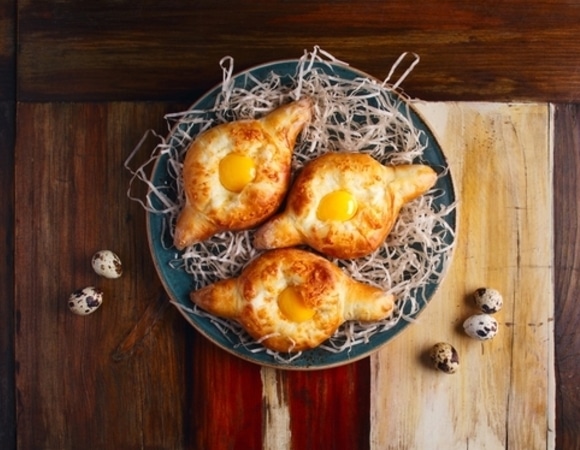 Хачапури по-аджарски с перепелиными яйцами: новое прочтение любимого грузинского блюда