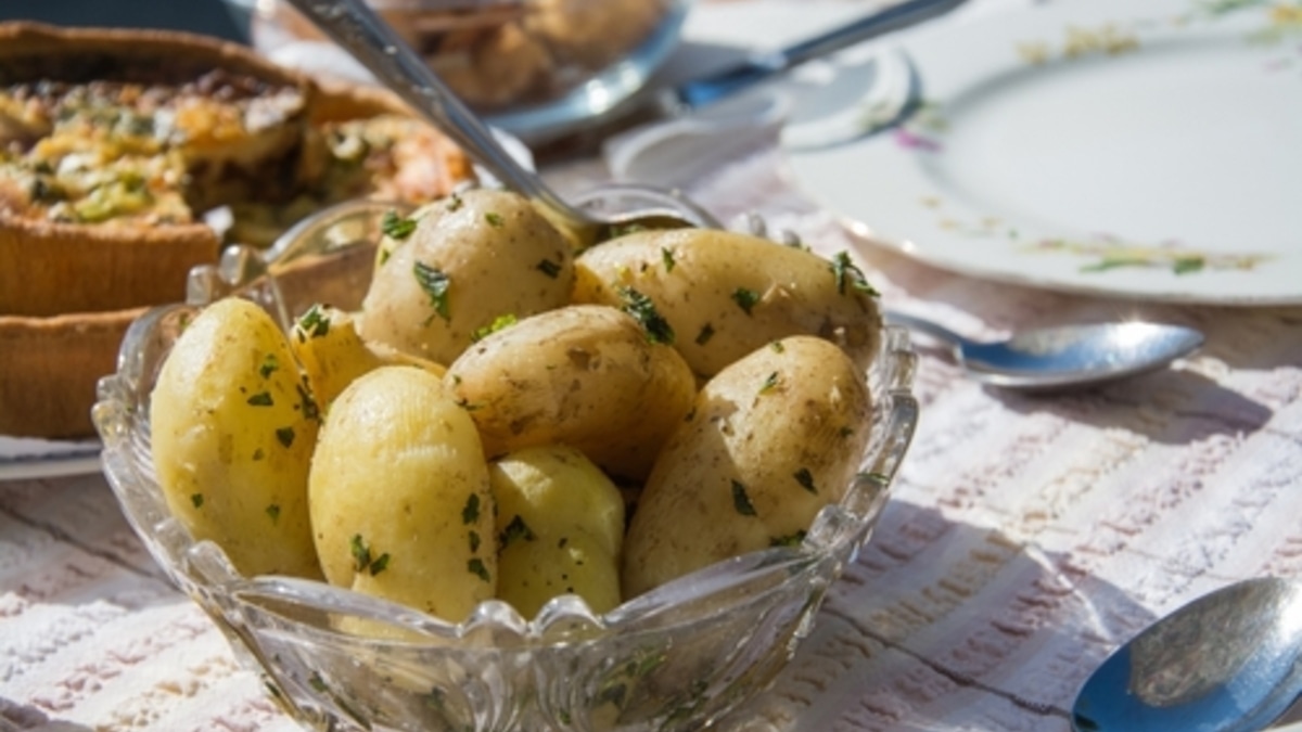 Как быстро приготовить картошку в мундире без варки: ароматный гарнир за 10 минут