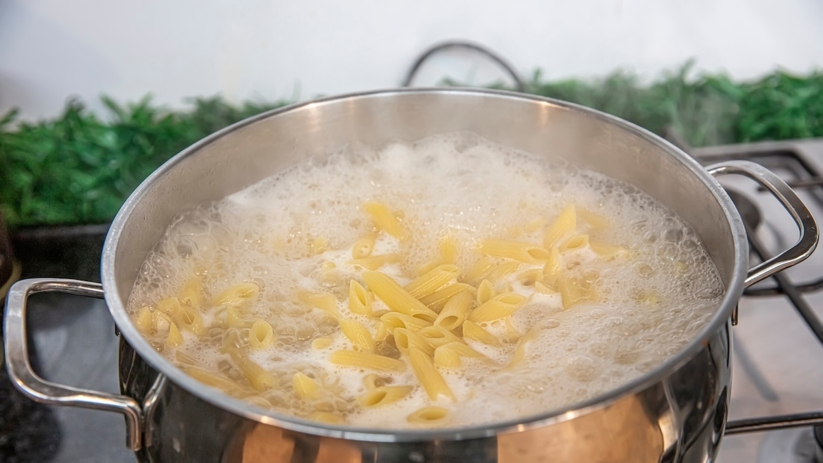 3 кухонных хитрости, которые не дадут воде из-под макарон убежать и испортить плиту 