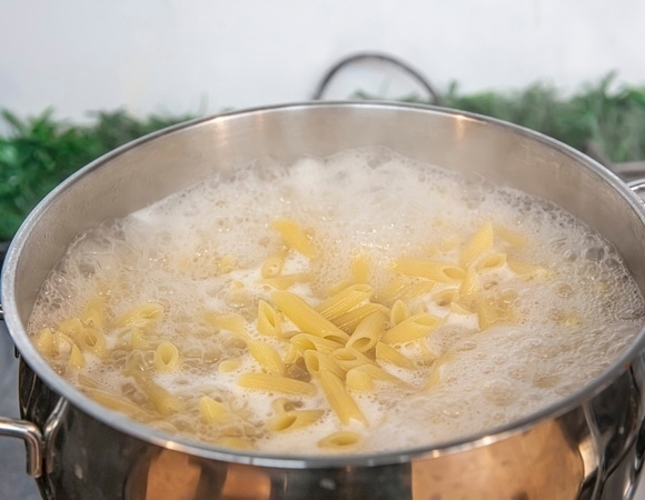 3 кухонных хитрости, которые не дадут воде из-под макарон убежать и испортить плиту 3 кухонных хитрости, которые не дадут воде из-под макарон убежать и испортить плиту