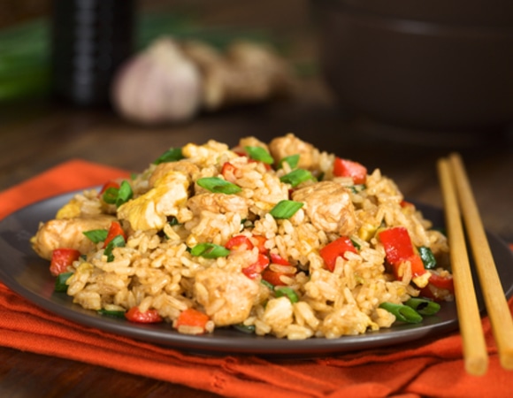 Жареный рис из вчерашнего гарнира: азиатский лайфхак по превращению остатков в деликатес Жареный рис из вчерашнего гарнира: азиатский лайфхак по превращению остатков в деликатес