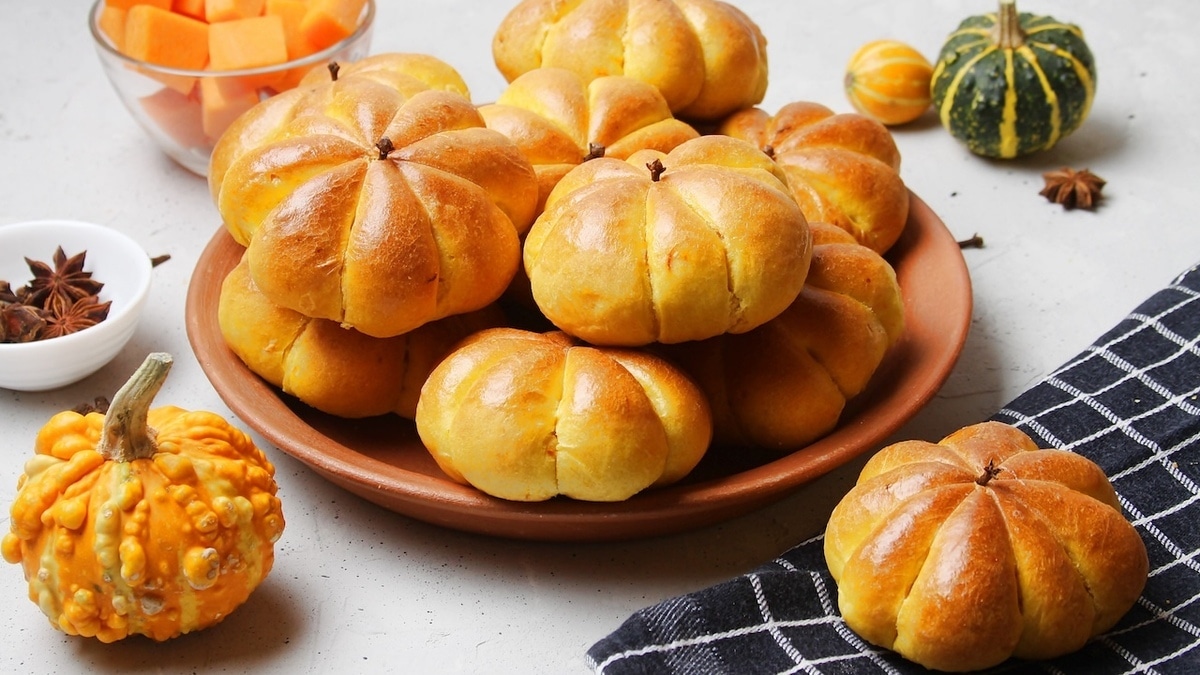 "Пошла за тыквой!": предлагаем испечь красивые булочки-тыквы — на осень идеально "Пошла за тыквой!": предлагаем испечь красивые булочки-тыквы — на осень идеально